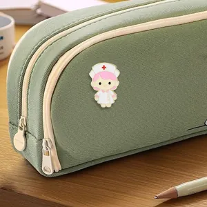 Broche infirmière mignonne en émail avec croix rouge épinglée sur sac en toile