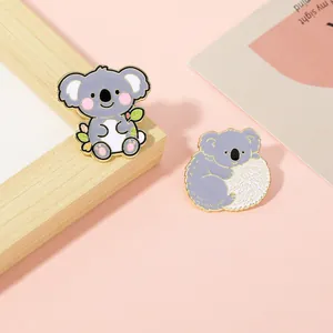 Dettaglio ravvicinato di simpatiche spille koala in smalto realizzate in lega di alta qualità