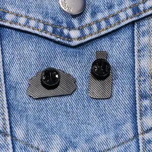 Cartoon Einhorn Emaille-Pin mit sicherem Schmetterlingsverschluss auf blauem Denim