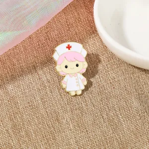 Détail d'une broche infirmière en émail avec cheveux roses sur tissu texturé