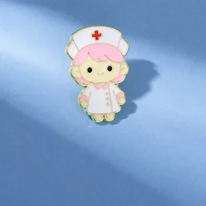 Détail d'une mignonne broche en émail d'infirmière avec cheveux roses et croix rouge