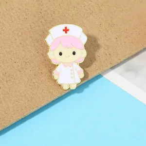 Détail d'un badge d'infirmière en émail avec cheveux roses et contours en métal doré