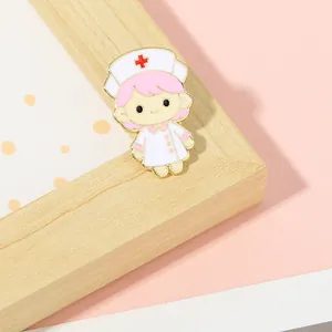 Gros plan d'un pin's en émail infirmière mignonne avec cheveux roses sur cadre bois