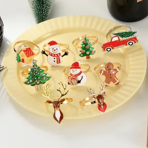 Macro-detail van verschillende emaille kerstservetringen met rendieren op een keramisch bord