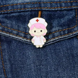 Détail d'un badge infirmier en émail avec cheveux roses sur une poche en jean