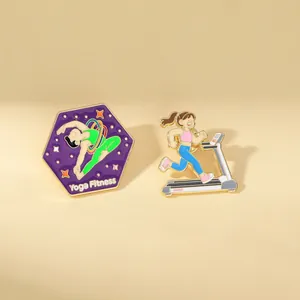 Détail macro de broches en émail de yoga et course avec bordure dorée sur fond beige