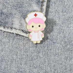 Détail de la broche infirmière émaillée sur un tissu en denim bleu de veste