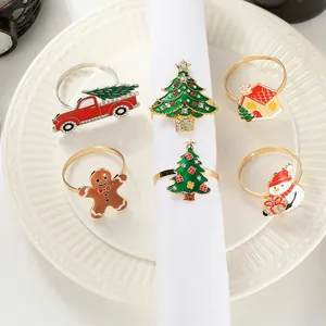 Metalen kerstboom servetringen set voor een feestelijke decoratie van de eettafel