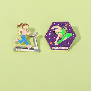 Détail de deux épinglettes en émail représentant une fille qui court et un badge de yoga