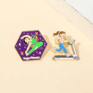 Détail de deux pins en émail fitness avec motifs de yoga et course sur carte beige