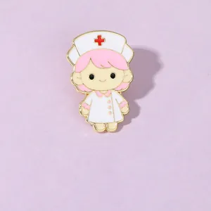 Détail d'une broche en émail d'infirmière de dessin animé avec cheveux roses sur fond violet