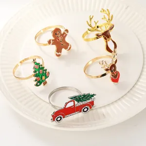 Detailweergave van 5 kerstservetringen met gemberkoekmannetje en rendier motieven