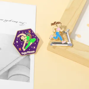 Détail de broches de fitness en émail avec motifs de yoga et course aux bords dorés