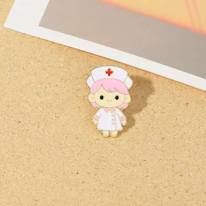 Détail d'une broche en émail infirmière avec cheveux roses et bordure dorée