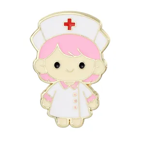 Épingle infirmière en émail avec cheveux roses et chapeau médical pour blouses et revers
