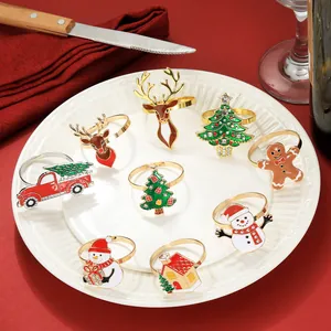 Detail van gouden kerstboom servetringen op een wit keramisch bord voor feestdagen