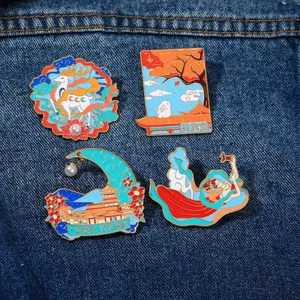 Detail von vier Dunhuang Emaille-Pins mit Neunfarbigem Hirsch und fliegenden Apsaras