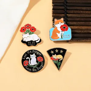 Détails des épingles en émail avec chats, fleurs de pavot et gravure Lest We Forget