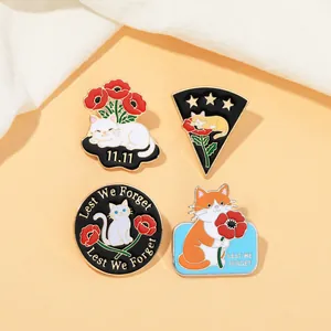 Détail du lot de broches en émail avec chats et coquelicots et gravure commémorative