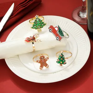 Detailweergave van kleurrijke kerstboom en rendier servetringen op een wit keramisch bord