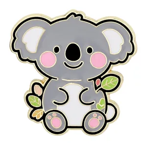 Spilla smaltata a forma di koala con foglie verdi e bordi in metallo dorato lucido