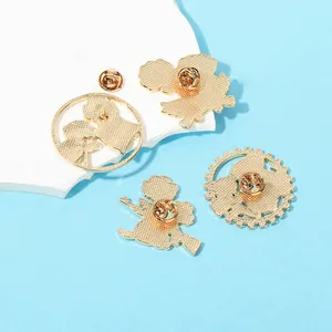 Set van vier gouden zinklegering hondenpinnen met vlindersluitingen op stenen display