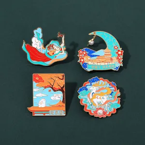 Set mit vier Dunhuang-Emaille-Broschen mit Details von Neunfarbigem Hirsch und Apsaras