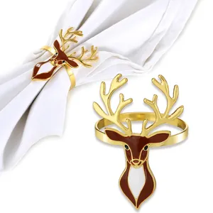 Detail van gouden rendier servetringen met bruin emaille voor feestelijke tafeldecoratie
