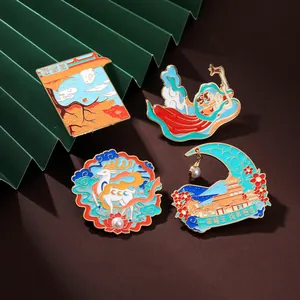 Detailaufnahme der Dunhuang Emaille-Anstecknadeln mit Motiven von Apsaras und Hirschen