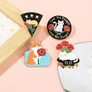 Détail de quatre broches en émail chat et coquelicot avec gravures Lest We Forget sur rose