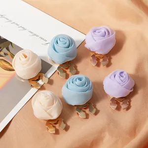 Elegante 3D Satin Rose Manschettenknöpfe Romantische Stoffblumen Broschen Damen Bekleidungszubehör Hochzeit Party Schmuck
