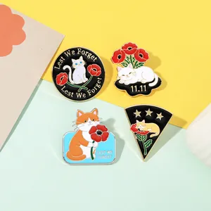 Détail de broches en émail représentant des chats avec coquelicots et bordures dorées