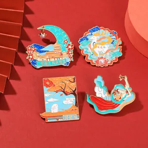 Detailaufnahme der Emaille-Broschen im Dunhuang-Stil mit Neunfarbenhirsch und fliegender Gottheit