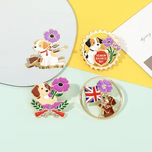Detail van zinklegering emaille pins met honden en klaprozen voor herdenkingscadeaus