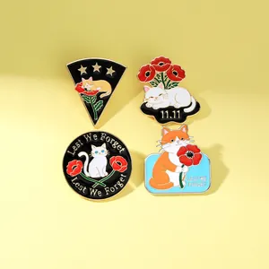 Détail de quatre épingles en émail avec chats et coquelicots et gravure commémorative
