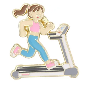 Pin's en émail d'une fille sur un tapis roulant, broche de fitness pour sacs de sport