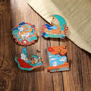 Detailansicht der Dunhuang Emaille-Broschen mit Motiven von Neunfarbigem Hirsch und Apsaras