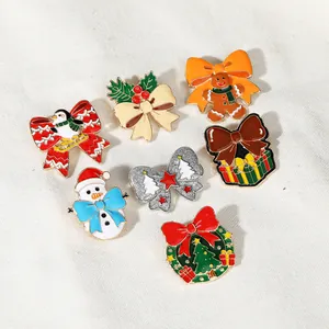 Set dettagliato di 7 spille natalizie in smalto con Babbo Natale, omino di pan di zenzero