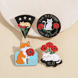 Détail de quatre broches chat en émail avec coquelicots et gravure Lest We Forget