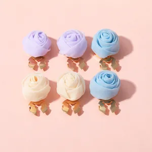 Set aus 6 Satin-Rosen-Clips in Flieder, Blau und Creme mit goldenen Metallschnallen