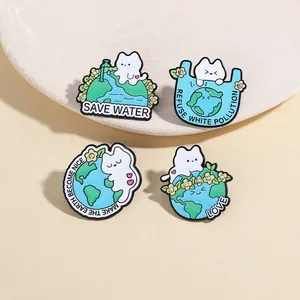 Détail de quatre broches chat en émail écologique avec strass sur plateau en pierre