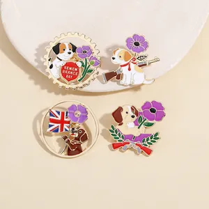 Detail van vier paarse papaver honden emaille spelden met Remembrance Day symbolen