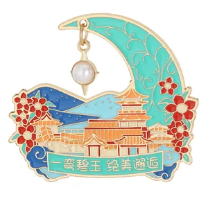 Exquisite Emaille-Brosche Dunhuang mit Mond, alter Architektur und Perlenanhänger