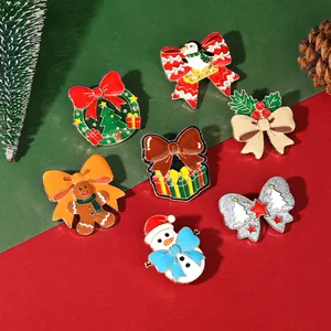 Spilla di Natale in Smalto Lega Cartone Animato Pupazzo di Neve Omino di Pan di Zenzero Pinguino Ghirlanda Agrifoglio Fiocco Distintivo per Festa Gioielli