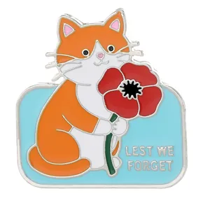 Broche chat en émail avec coquelicot rouge et gravure Lest We Forget sur fond blanc