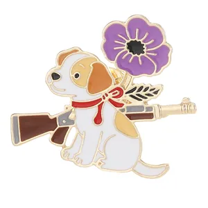 Emaille broche met witte cartoon puppy, een paarse bloem en een geweerdetail