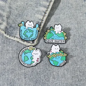 Lot de pins chat émaillés avec strass et slogans écologiques sur fond en denim bleu