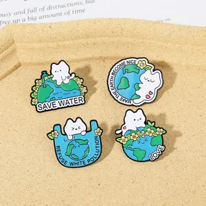 Lot de quatre pin's émaillés chat de dessin animé aux thèmes écolos avec strass brillants