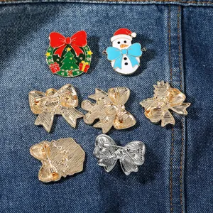 Set di spille natalizie a cartone animato con pupazzo di neve su sfondo denim