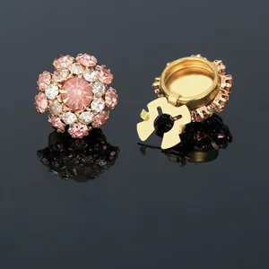 Detailansicht der Blumen-Manschettenknöpfe mit rosa Kristallen und goldener U-Klammer
